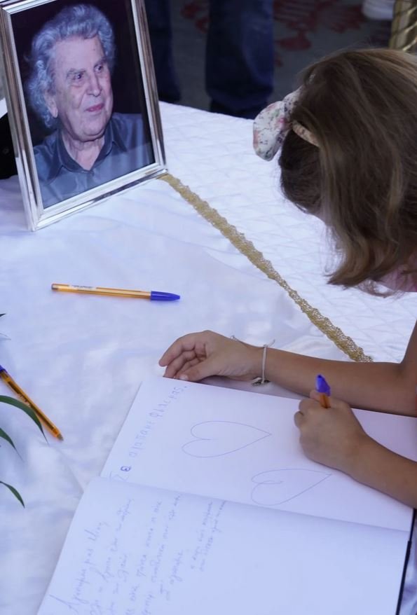 μήνυμα μικρού κοριτσιού σε Μίκη Θεοδωράκη