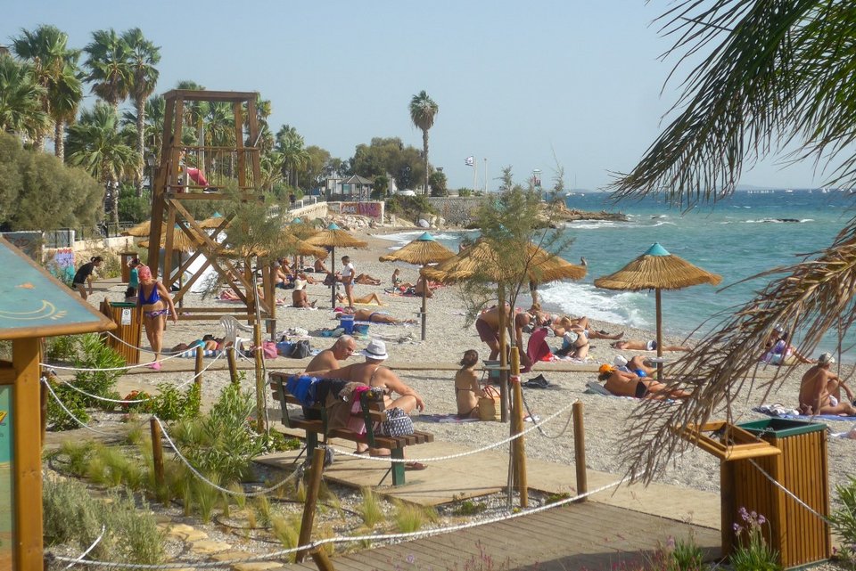Κόσμος στις παραλίες της Αττικής / Φωτογραφία: Eurokinissi