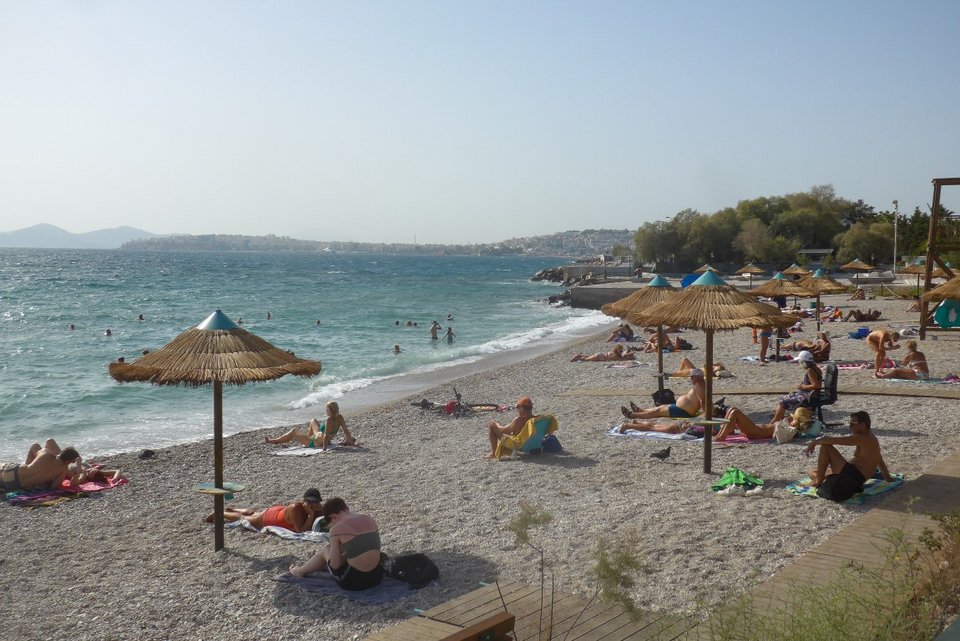 Κόσμος στις παραλίες της Αττικής / Φωτογραφία: Eurokinissi
