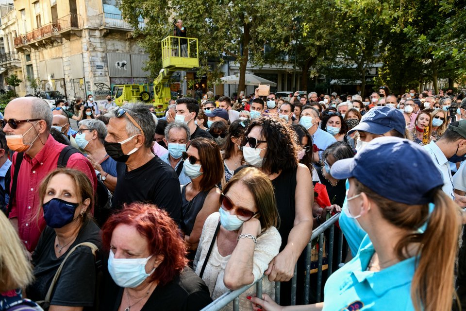 Πλήθος κόσμου στο λαϊκό προσκύνημα στον Μίκη Θεοδωράκη