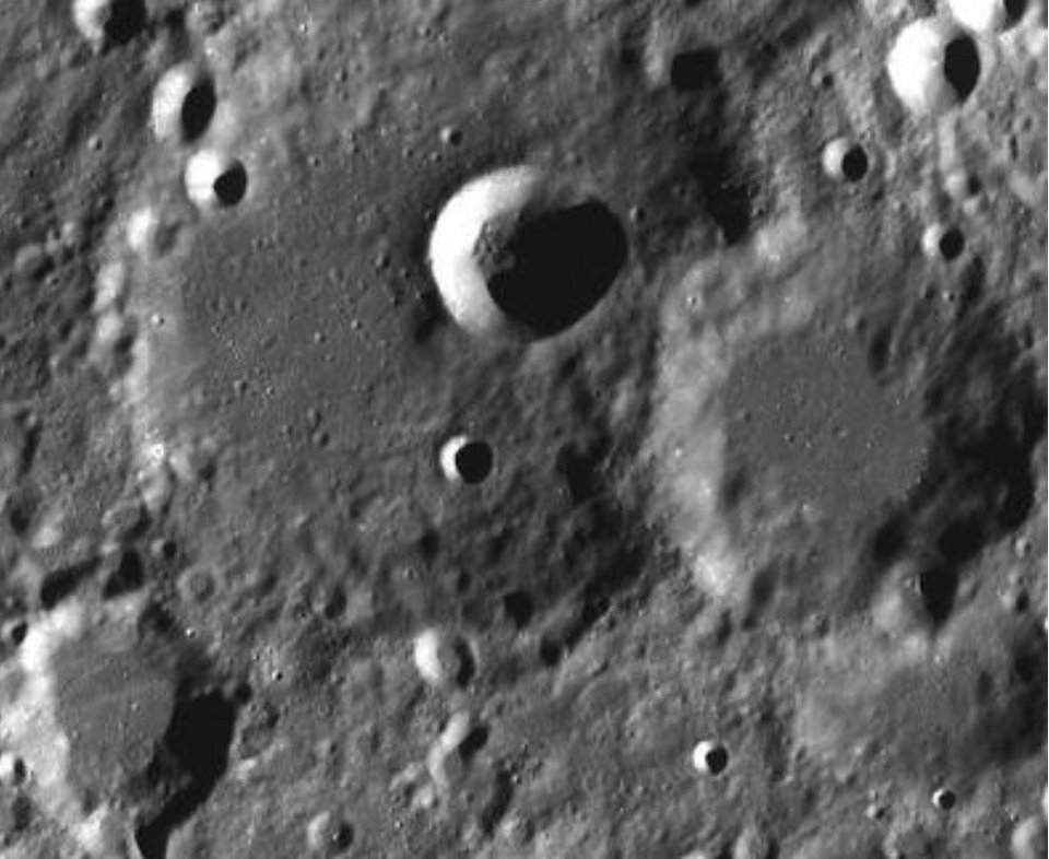 Ο κρατήρας στην σκοτεινή πλευρά του φεγγαριού με το όνομα του Παρασκευόπουλου