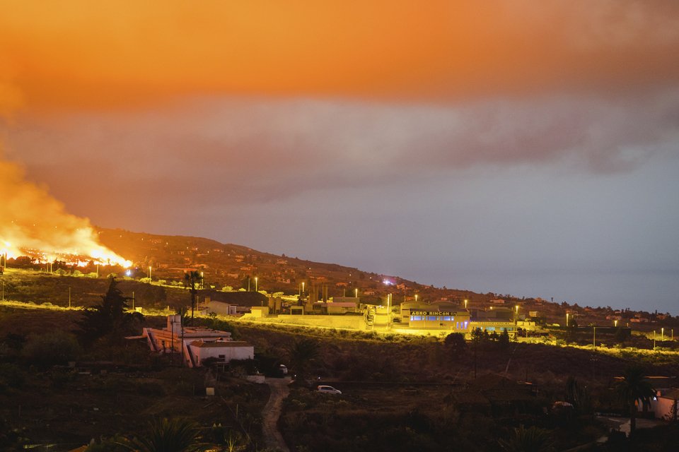 Η λάβα πλησιάζει κατοικημένη περιοχή