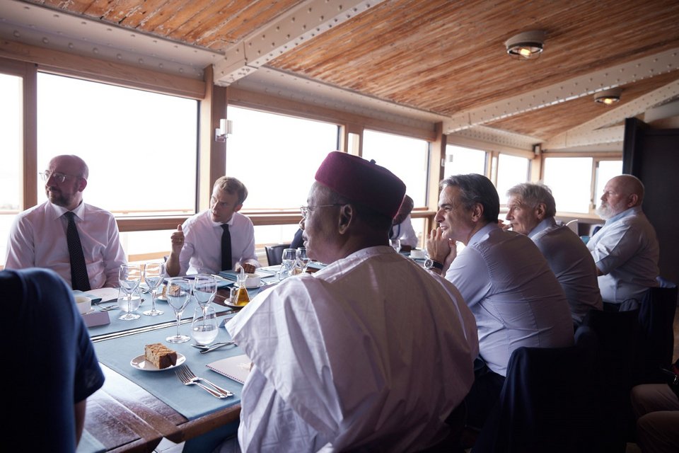 Ο Μακρόν με τον Σαρλ Μισέλ και δεξιά Μητσοτάκης και Χάρισον Φορντ στο τραπέζι / Φωτογραφία: Γραφείο Τύπου Πρωθυπουργού-ΠΑΠΑΜΗΤΣΟΣ ΔΗΜΗΤΡΗΣ 