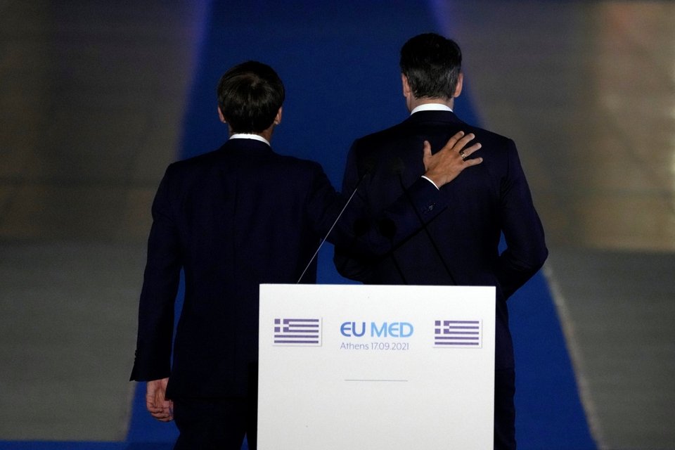 Ο Εμανουέλ Μακρόν πιάνει από τον ώμο τον Κυριάκο Μητσοτάκη -Φωτογραφία: AP Photo/Thanassis Stavrakis