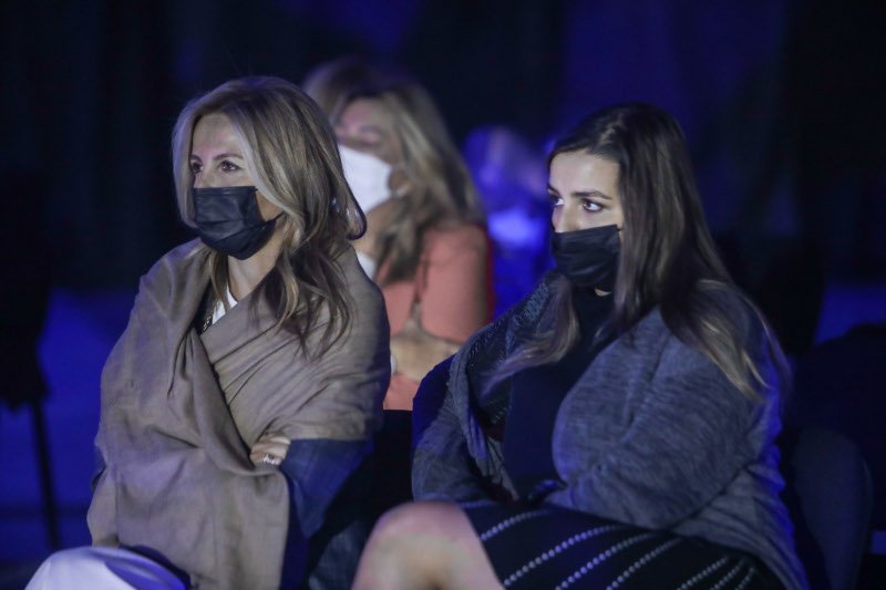 Μαρέβα και Σοφία Μητσοτάκη παρακολουθούν τη συνέντευξη Τύπου του πρωθυπουργού / Φωτογραφία: Eurokinissi