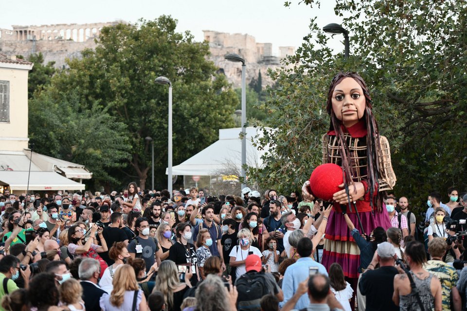 Η μαριονέτα Αμάλ με φόντο το βράχο της Ακρόπολης