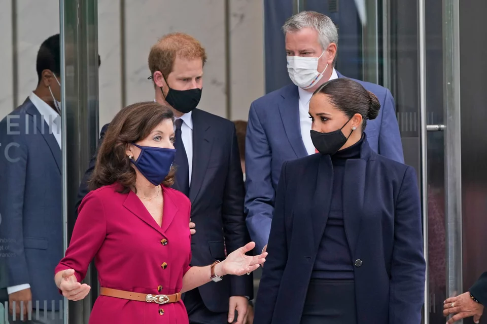 O δήμαρχοw της Νέας Υόρκης Μπιλ ντε Μπλάζιο και η κυβερνήτης της πολιτείας Κάθι Χόκουλ μαζί με την Μέγκαν Μαρκλ και τον Πρίγκιπα Χάρι/ Φωτογραφία: AP IIMAGES