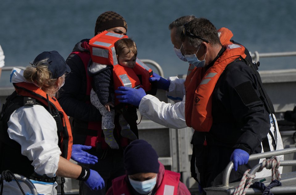Μετανάστες που φτάνουν στις βρετανικές ακτές/ Φωτογραφία AP