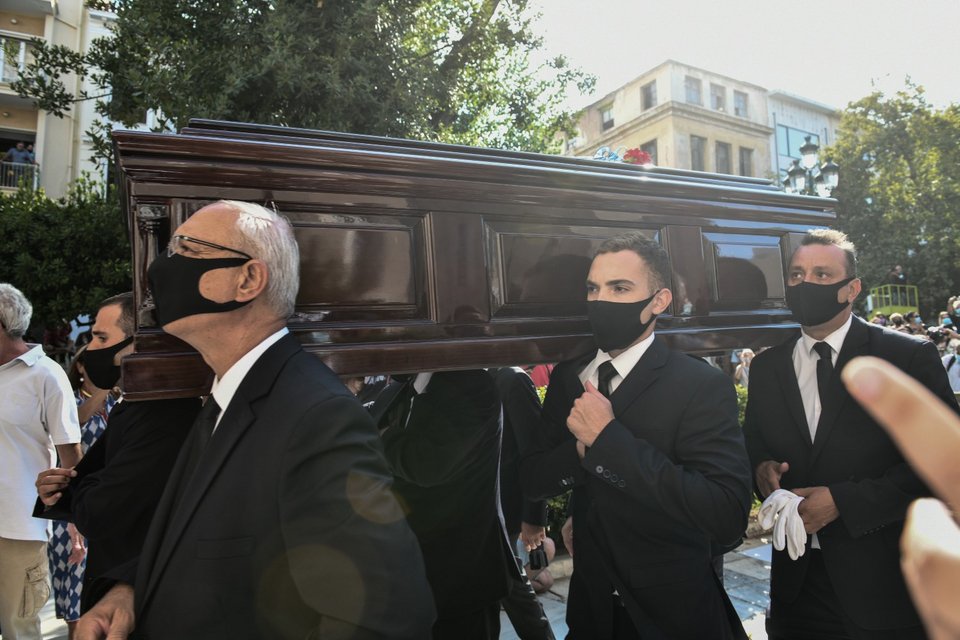 Η σορός του Μίκη Θεοδωράκη μεταφέρεται στο παρεκκλήσι / Φωτογραφία: EUROKINISSI/ΤΑΤΙΑΝΑ ΜΠΟΛΑΡΗ