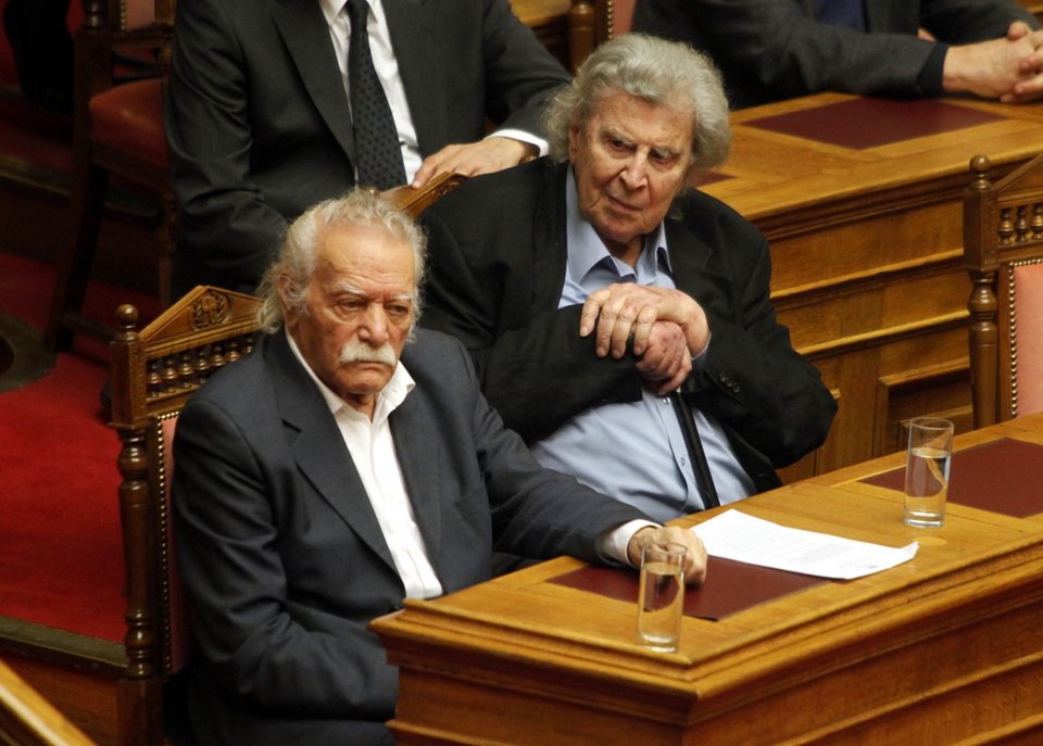 Ο Μίκης Θεοδωράκης με τον Μανώλη Γλέζο στη Βουλή, 2012 © Eurokinissi / Γιώργος Κονταρίνης