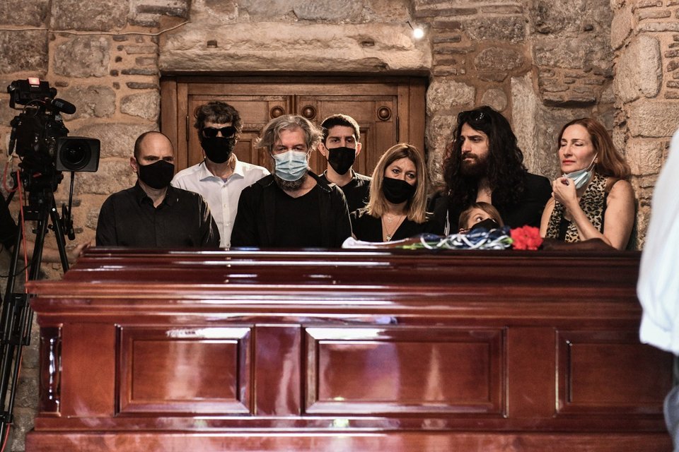 Η οικογένεια του Μίκη Θεοδωράκη πάνω από το φέρετρο