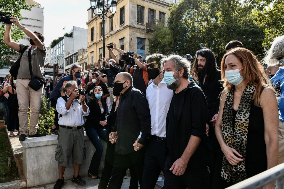 Η οικογένεια του Μίκη Θεοδωράκη ακολουθεί το φέρετρο / Φωτογραφία: EUROKINISSI/ΤΑΤΙΑΝΑ ΜΠΟΛΑΡΗ