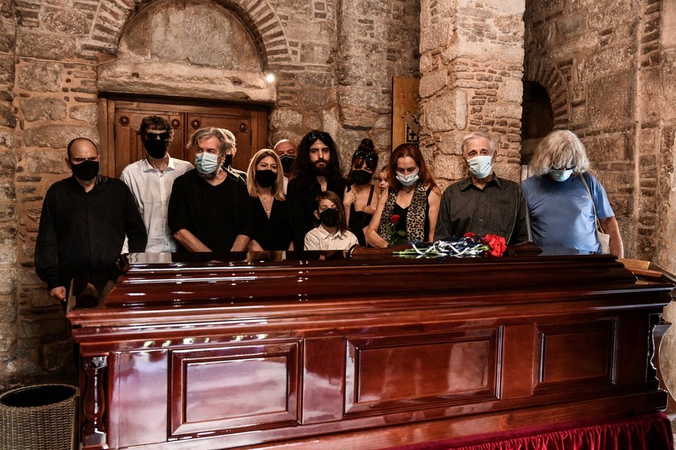 Η οικογένεια του Μίκη Θεοδωράκη πάνω από το φέρετρο