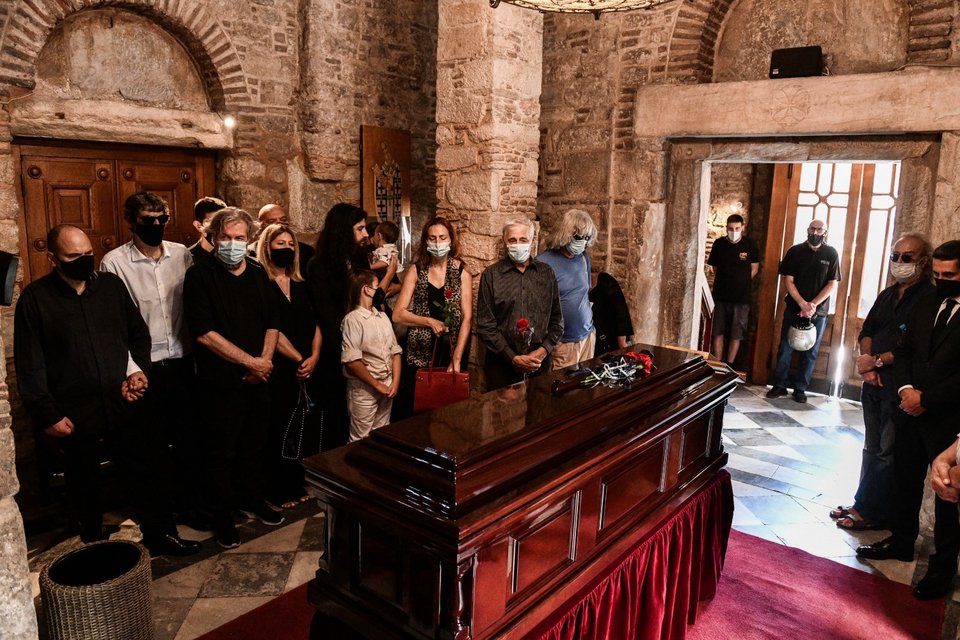 Η οικογένεια του Μίκη Θεοδωράκη πάνω από το φέρετρο