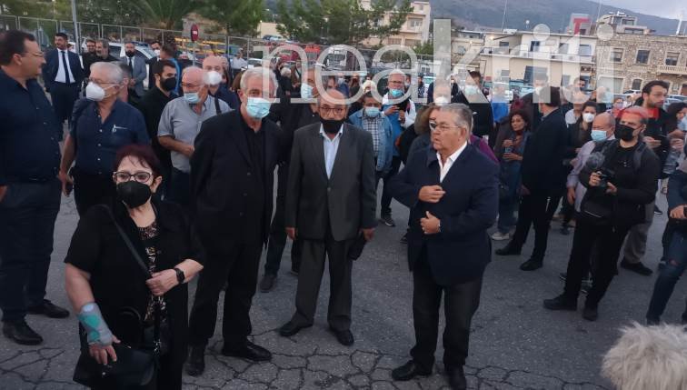Στο λιμάνι της Σούδας και ο Δημήτρης Κουτσούμπαςκαι η Αλέκα Παπαρήγα