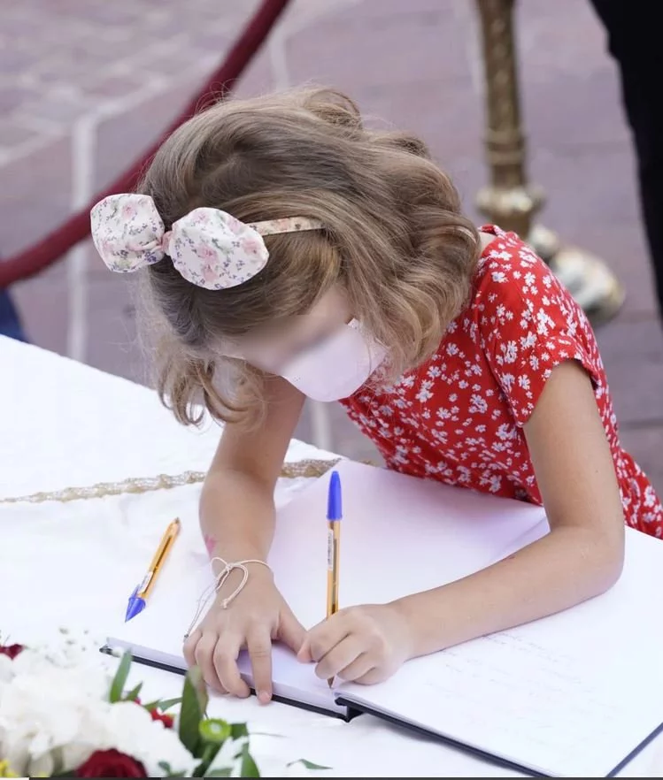 μήνυμα μικρού κοριτσιού σε Μίκη Θεοδωράκη