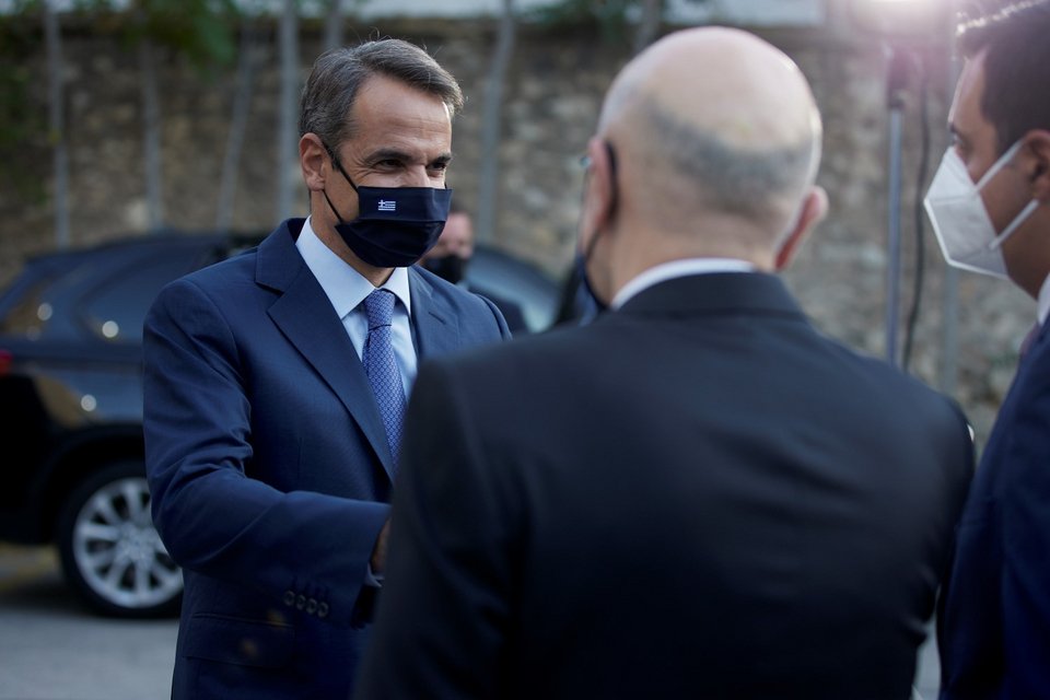 Ο Κυριάκος Μητσοτάκης χαιρετά τους υπεύθυνους της εκδήλωσης για την παρουσίαση του Εθνικού Στρατηγικού Σχεδίου Εξωστρέφειας / Φωτογραφία: Γραφείο Τύπου Πρωθυπουργού/Δημήτρης Παπαμήτσος