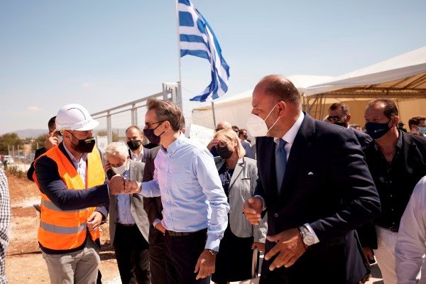 Ο κ. Μητσοτάκης στο φωτοβολταϊκό πάρκο στην Κορινθία / Φωτογραφία: ΓτΠ/ΠΑΠΑΜΗΤΣΟΣ ΔΗΜΗΤΡΗΣ