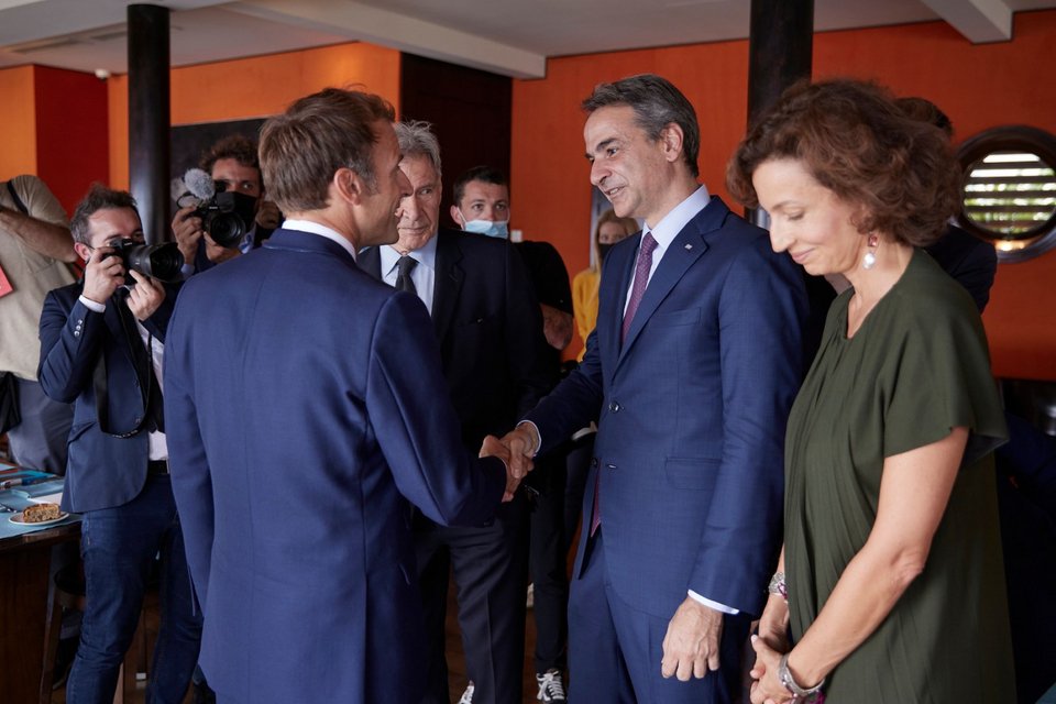 Εγκάρδια χειραψία με τον πρόεδρο της Γαλλίας / Φωτογραφία: Γραφείο Τύπου Πρωθυπουργού-ΠΑΠΑΜΗΤΣΟΣ ΔΗΜΗΤΡΗΣ 