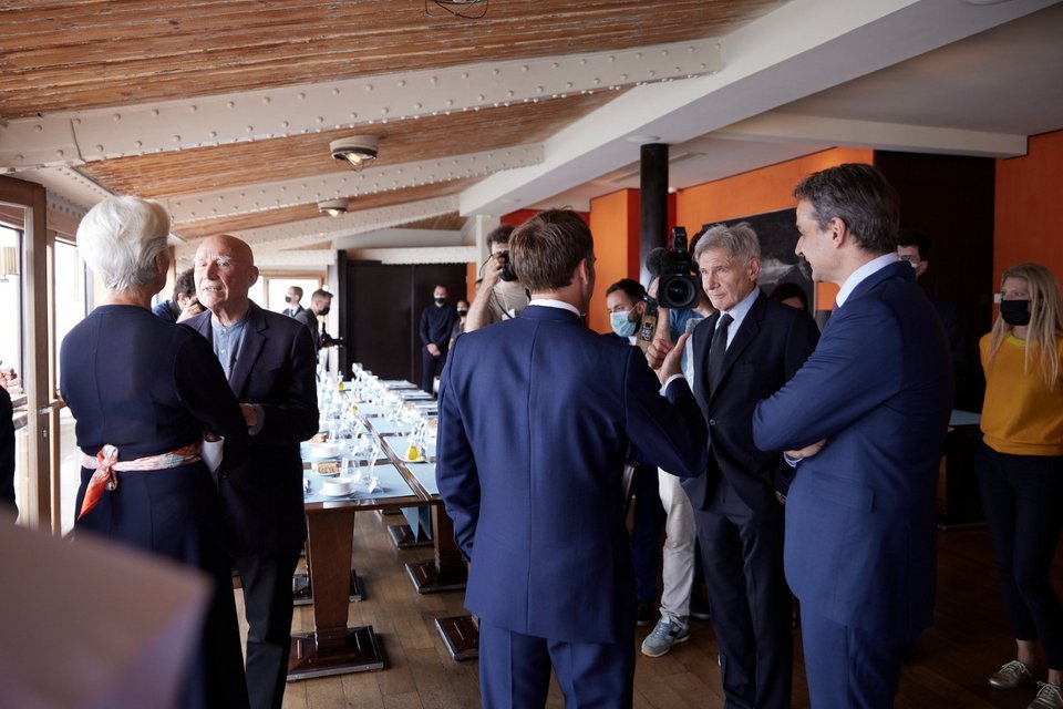 Ο Κυριάκος Μητσοτάκης στο γεύμα που παρέθεσε ο Εμανουέλ Μακρόν στη Μασσαλία -«παρών» και ο Χάρισον Φορντ / Φωτογραφία: Γραφείο Τύπου Πρωθυπουργού-ΠΑΠΑΜΗΤΣΟΣ ΔΗΜΗΤΡΗΣ 