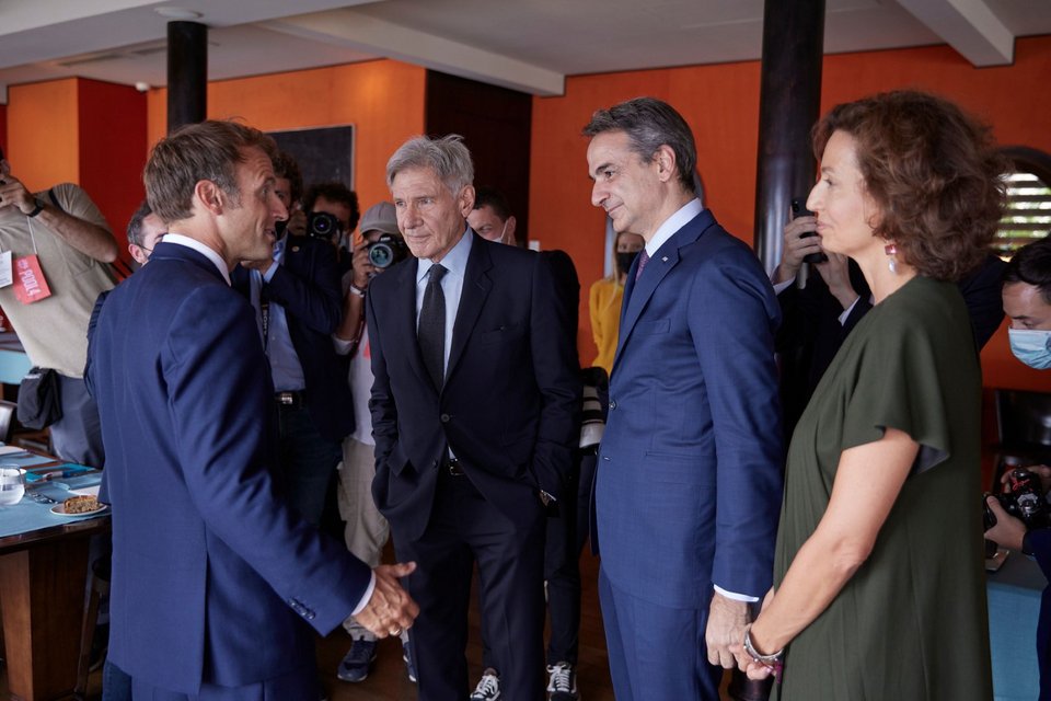 Ο Κυριάκος Μητσοτάκης στο γεύμα που παρέθεσε ο Εμανουέλ Μακρόν στη Μασσαλία -«παρών» και ο Χάρισον Φορντ / Φωτογραφία: Γραφείο Τύπου Πρωθυπουργού-ΠΑΠΑΜΗΤΣΟΣ ΔΗΜΗΤΡΗΣ