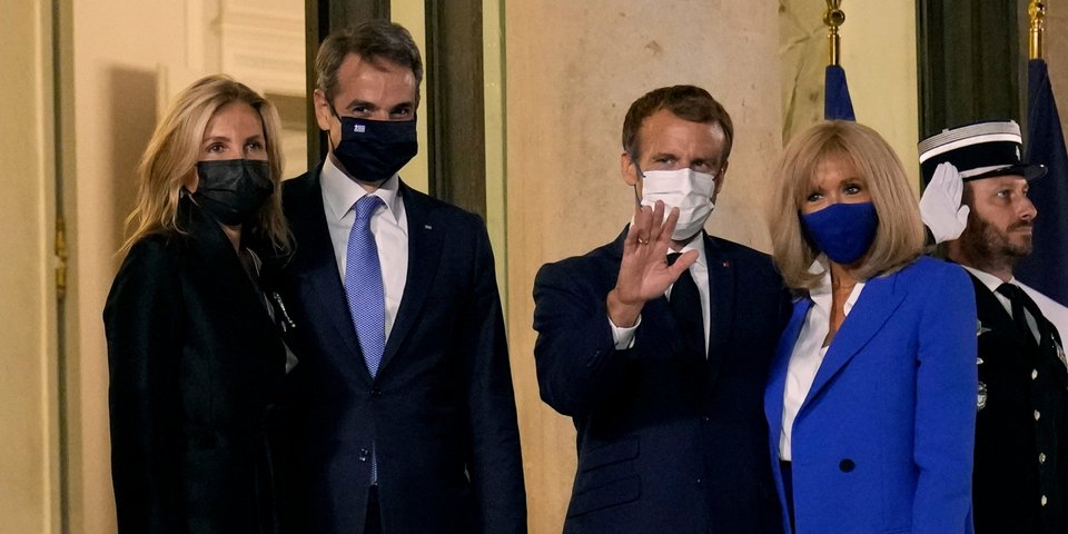 Τα ζεύγη Μητσοτάκη και Μακρόν, πριν το δείπνο στο Ελιζέ -Φωτογραφία: AP Photo/Francois Mori