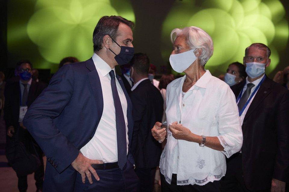 Ο Κυριάκος Μητσοτάκης συνομιλεί με την Κριστίν Λαγκάρντ στη Μασσαλία -Φωτογραφία: Γραφείο Τύπου Πρωθυπουργού/Δημήτρης Παπαμήτσος