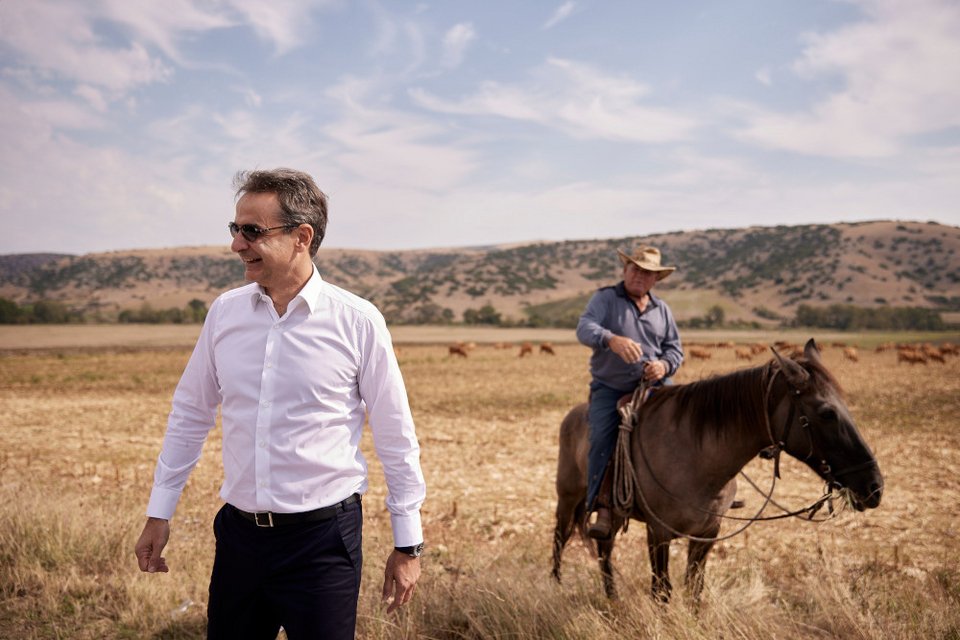 Ο Μητσοτάκης έκανε «έκπληξη» σε αγρότες στα Φάρσαλα