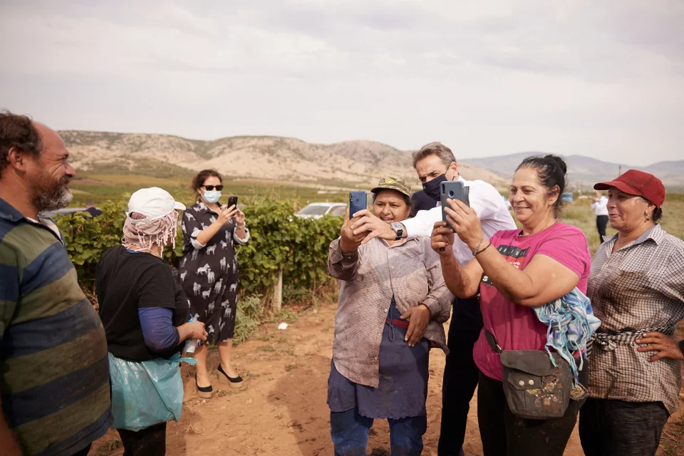 Ο Μητσοτάκης έκανε «έκπληξη» σε αγρότες στα Φάρσαλα
