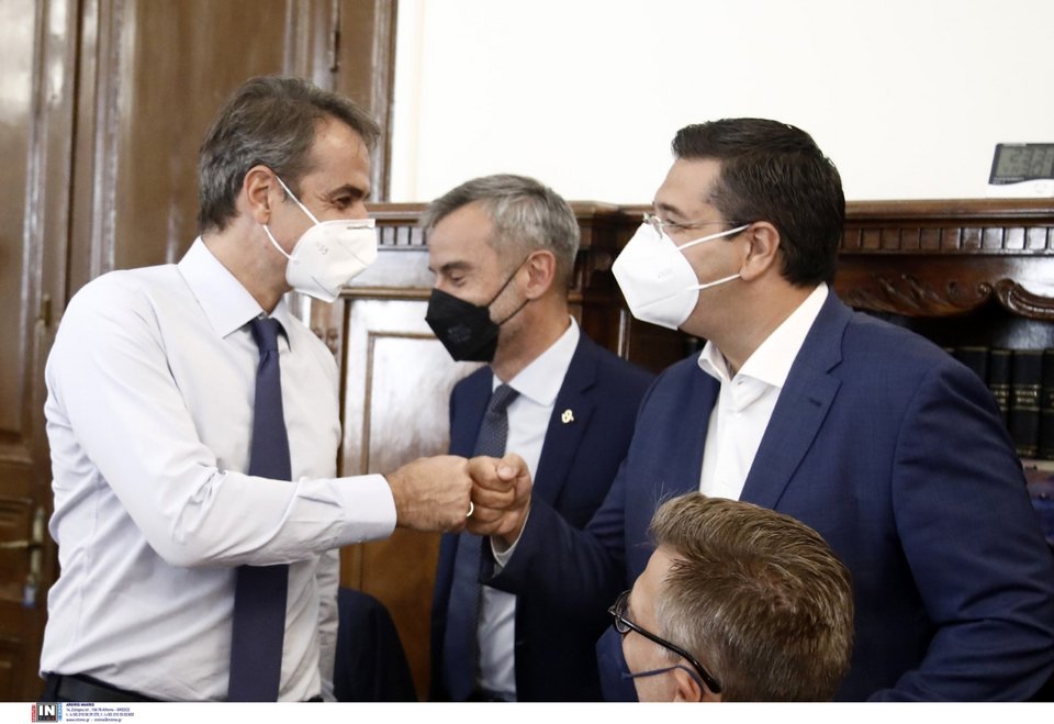 Ο Κυριάκος Μητσοτάκης με τον Απ. Τζιτζικώστα και τον Κ. Ζέρβα -Φωτογραφία: Intimenews