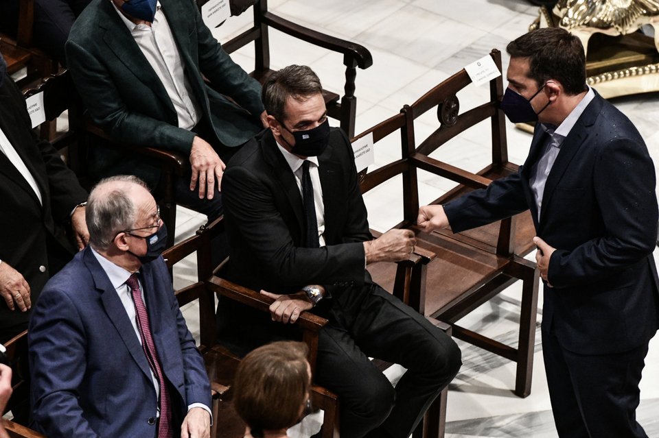 χαιρετισμός μεταξύ του πρωθυπουργού Κυριάκου Μητσοτάκη και του πρόεδρου του ΣΥΡΙΖΑ Αλέξη Τσίπρα