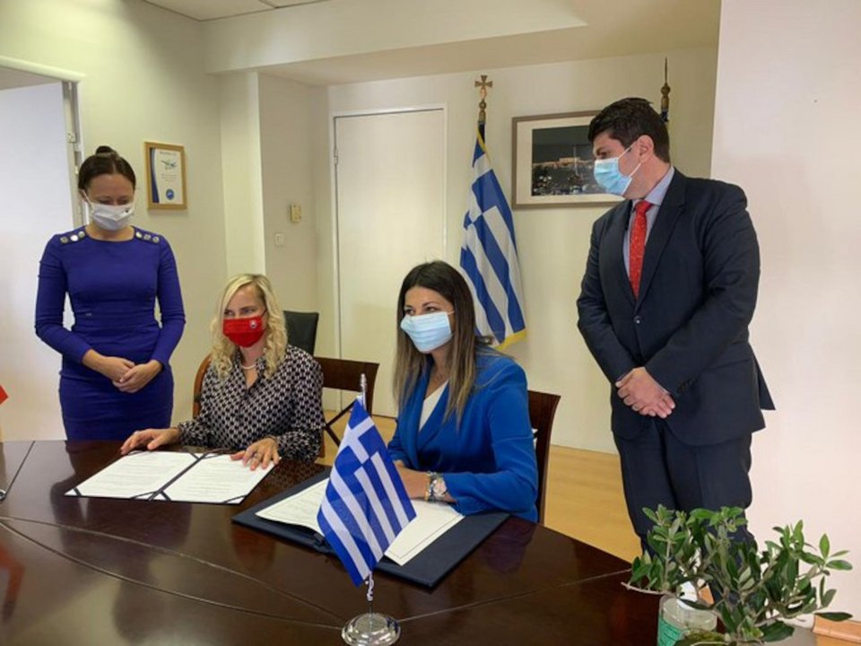 Η υπογραφή του μνημονίου συνεργασίας μεταξύ των δύο χωρών / Φωτογραφία: Twitter-Υπουργείο Τουρισμού