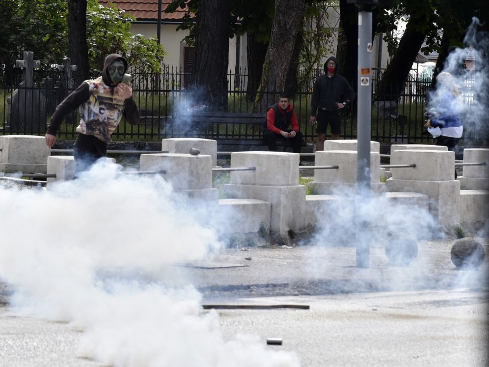 Συμπλοκές αστυνομίας και διαδηλωτών που προσπάθησαν να αποτρέψουν την πραγματοποίηση της τελετής ενθρόνισης - Φωτογραφία: AP Photo/Risto Bozovic