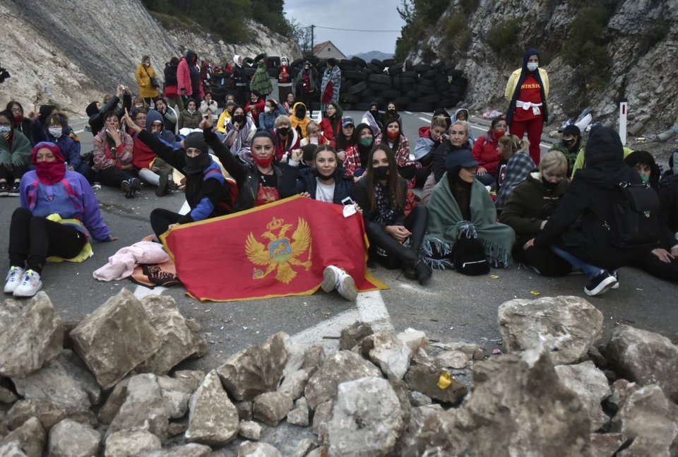 Οι διαδηλωτές απέκλεισαν με οδοφράγματα την πόλη Τσέτινιε για να μην μπορέσουν οι ιεράρχες της Σερβικής Ορθόδοξης Εκκλησίας να προσεγγίσουν οδικώς την Μονή - Φωτογραφία: AP Photo/Risto Bozovic