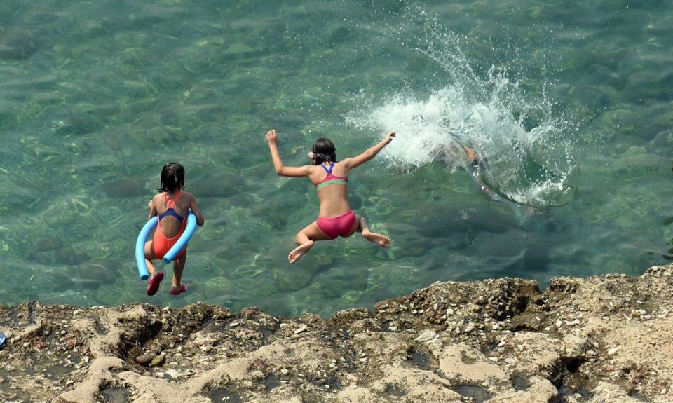 Παιδιά απολαμβάνουν το μπάνιο στη θάλασσα / Φωτογραφία: EUROKINISSI-ΒΑΣΙΛΗΣ ΠΑΠΑΔΟΠΟΥΛΟΣ