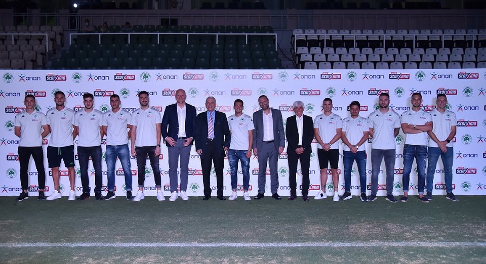 Γιαν Κάρας, Διευθύνων Σύμβουλος ΟΠΑΠ, Μάνος Μαυροκουκουλάκης, Πρόεδρος &amp; Διευθύνων Σύμβουλος της ΠΑΕ Παναθηναϊκός, Γιάννης Ρόκας, Διευθυντής Marketing, Επικοινωνίας &amp; Χορηγιών του ΟΠΑΠ, Ιβάν Γιοβάνοβιτς, Προπονητής Παναθηναϊκού και παίκτες του Παναθηναϊκού