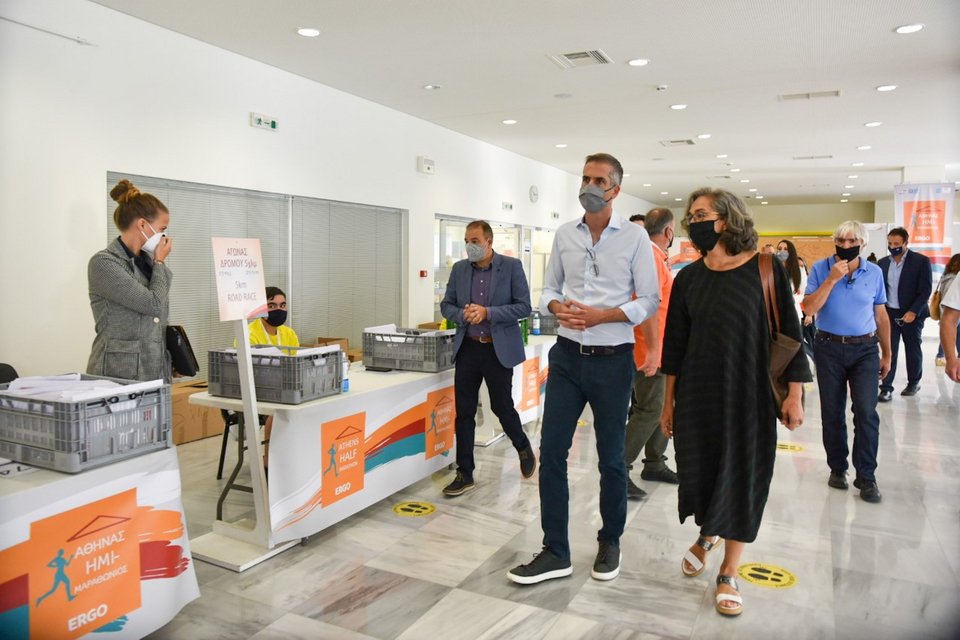 Ο Δήμαρχος Αθηναίων Κώστας Μπακογιάννης και η Πρόεδρος του ΣΕΓΑΣ κ. Σοφία Σακοράφα ξεναγήθηκαν την Παρασκευή το πρωί στην Έκθεση του 9ου Ημιμαραθώνιου που λειτουργεί στο Σεράφειο Αθλητικό Κέντρο του Δήμου
