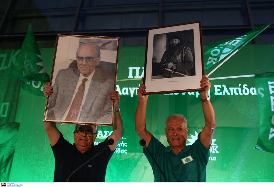 Εικόνες του Ανδρέα Παπανδρέου και του Αρη Βελουχιώτη σήκωσαν μέλη του ΠΑΣΟΚ στην εκδήλωση για τα 47 χρόνια από την ίδρυση του Κινήματος-Φωτογραφία: Intimenews/ΧΡΥΣΟΧΟΙΔΗΣ ΓΡΗΓΟΡΗΣ