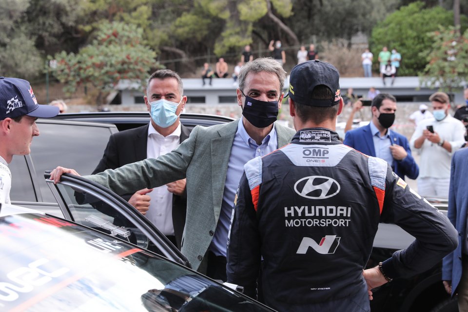 Ο Κυριάκος Μητσοτάκης συνομιλεί με οδηγούς αγώνων / Φωτογραφία: George Vitsaras / SOOC