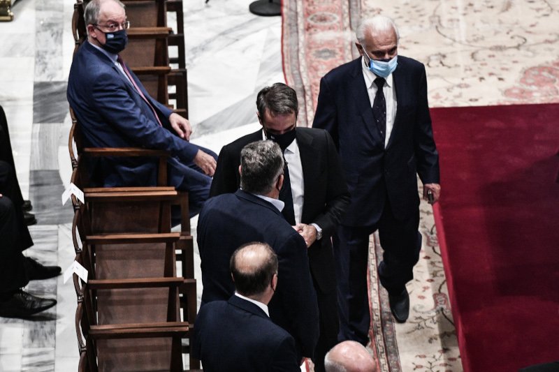 Κυριάκος Μητσοτάκης συνομιλεί με τον Δημήτρη Κουτσούμπα
