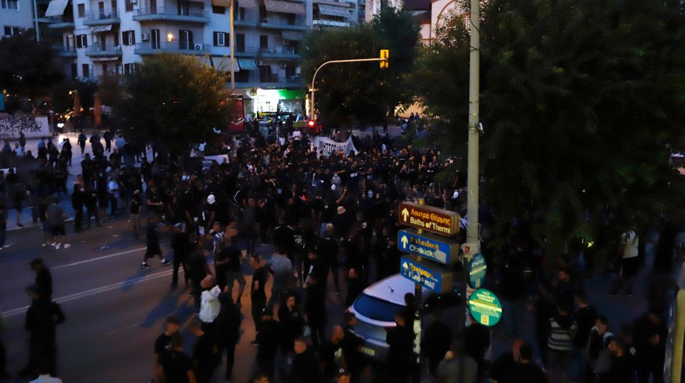 Διαμαρτυρία στην Εγνατία από τους υποστηρικτές του «δικεφάλου» του Βορρά / Φωτογραφία: Intimenews