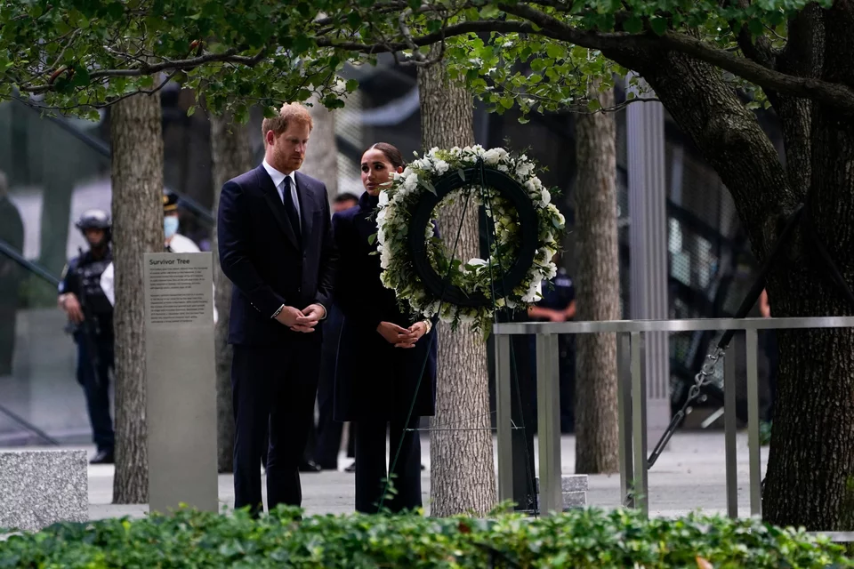 Η Μέγκαν Μαρκλ και ο πρίγκιπας Χάρι στο μνημείο της 11ης Σεπτεμβρίου στη Νέα Υόρκη /Φωτογραφία: AP IMAGES