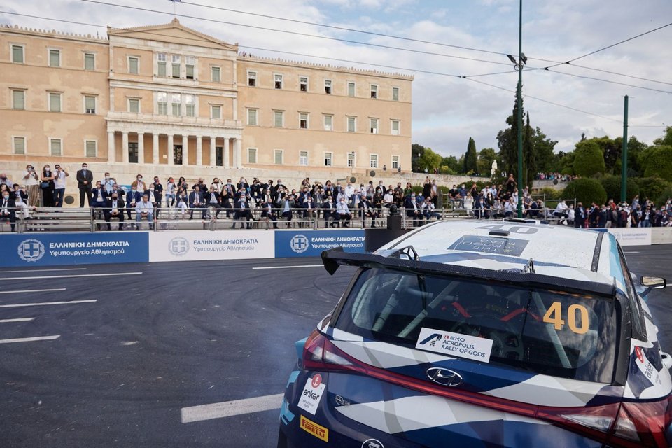 Χειρόφρενα στο βαρέλι μπροστά από τη Βουλή