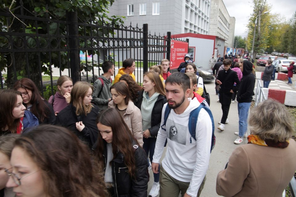 Φοιτητές εκκενώνουν το Πανεπιστήμιο / Φωτογραφία: AP
