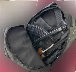 Η τσάντα με το βαρύ οπλισμό που βρήκε η ΕΛ.ΑΣ.
