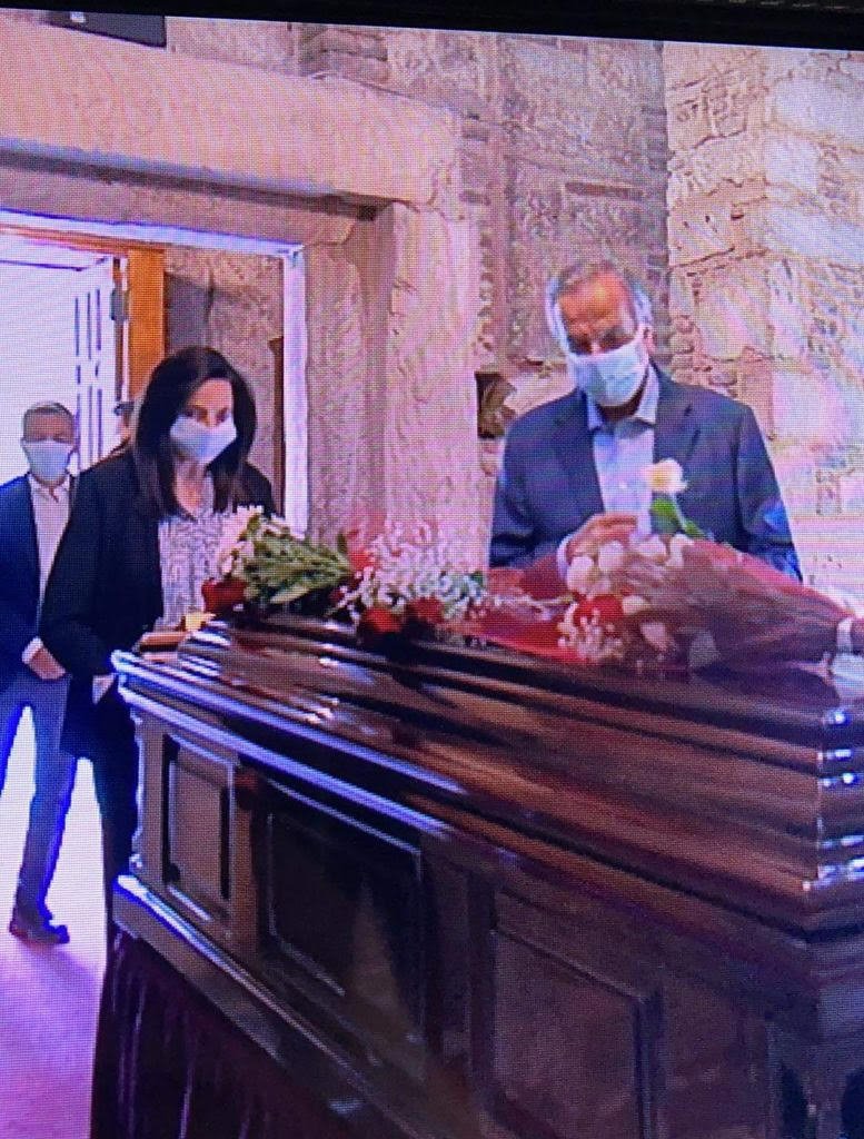 Ο Αντώνης και η Γεωργία Σαμαρά προσκυνούν τη σορό του Μίκη Θεοδωράκη