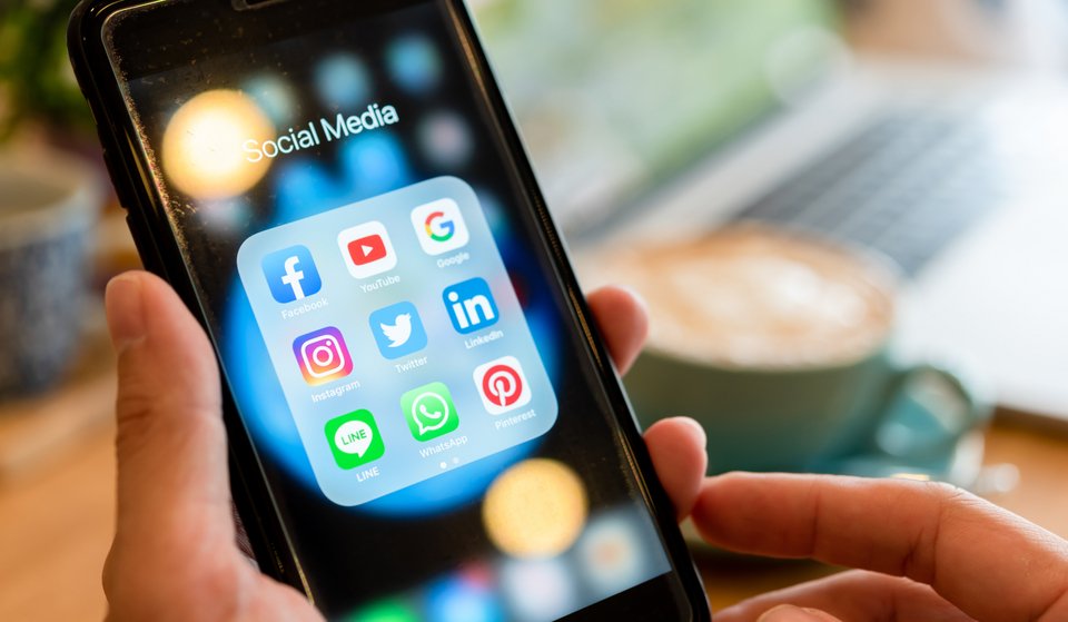 άνδρας κρατά κινητό με social media
