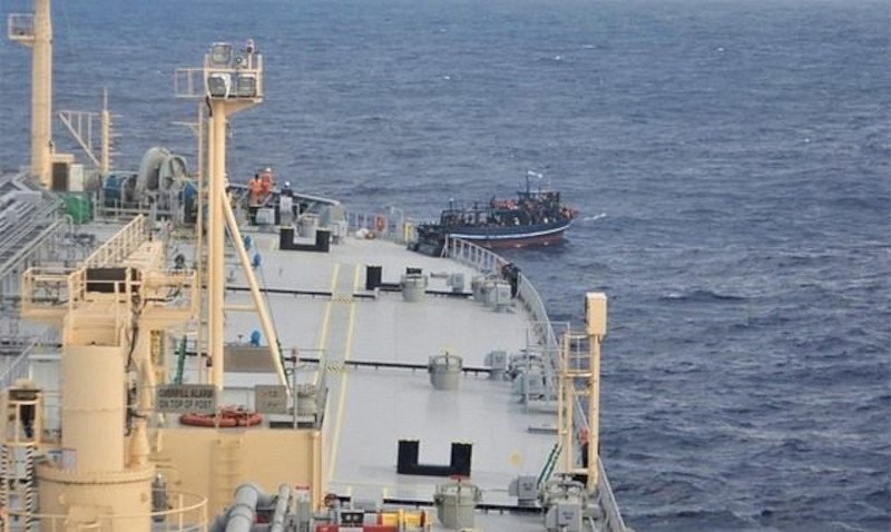 To δεξαμενόπλοιο «Αριστοφάνης» του Βαγγέλη Μαρινάκη εκτελούσε δρομολόγιο από την Ιταλία προς την Αίγυπτο, όταν εντόπισε το ξύλινο σκάφος των μεταναστών νότια της Πελοποννήσου την περασμένη Παρασκευή