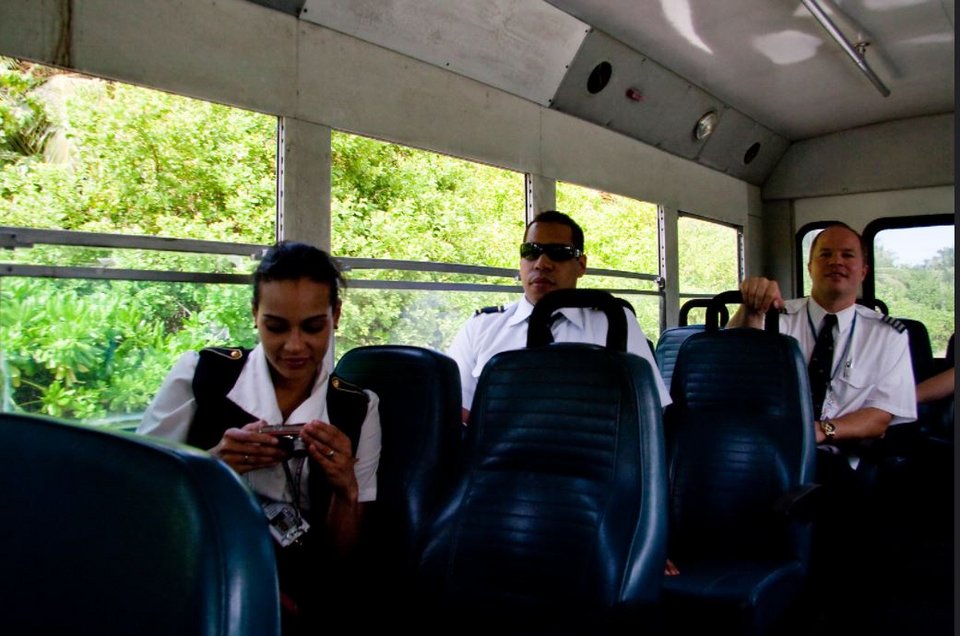 Το πλήρωμα της Ταρίνα σε ένα από τα λεωφορεία του νησιού 