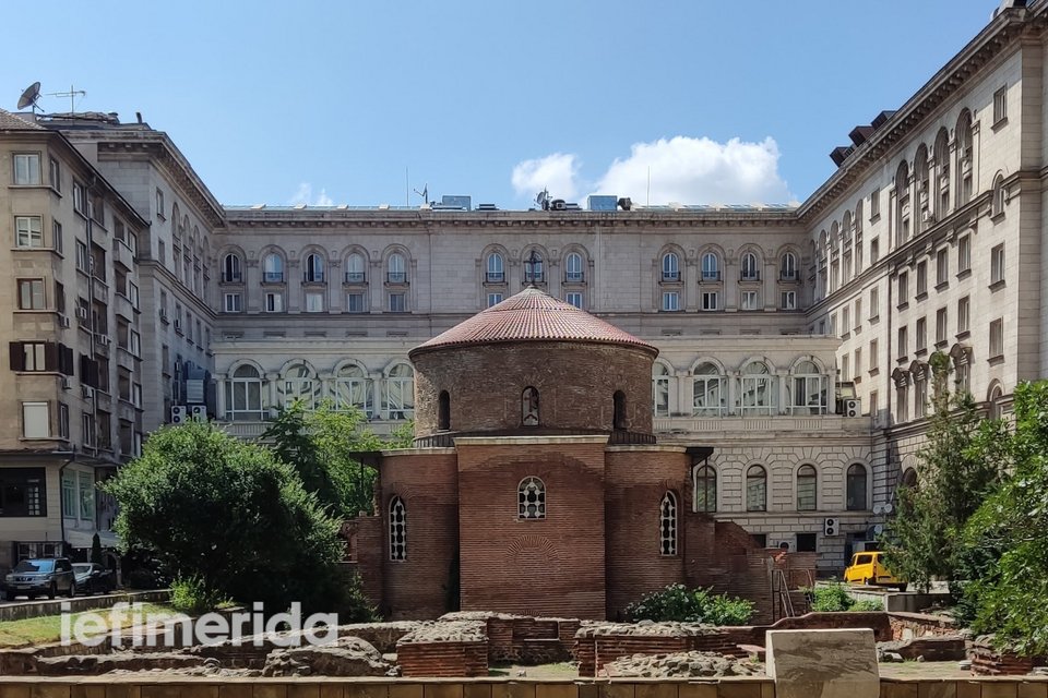 Ο βυζαντινός ναός του Αγίου Γεωργίου, περιστοιχισμένος από τα φαραωνικά κτίρια της κομμουνιστικής περιόδου